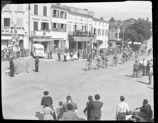 Tour-de-France-1951-de-passage-a-Villeneuve-sur-Lot.jpg