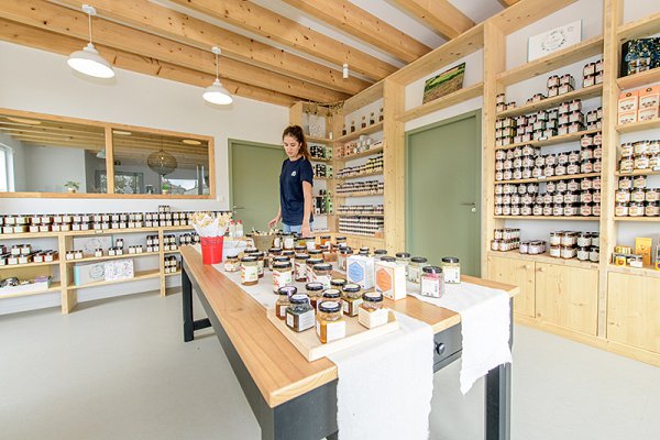 Manon-dans-la-boutique-de-Bouglon---_XCD9357.JPG