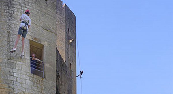 descente-en-rappel-du-donjon-de-gavaudun.jpg