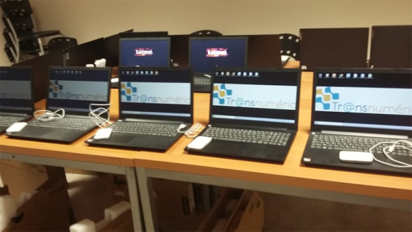 transnumeric-exposition-des-ordi-en-salle-de-reunion.png
